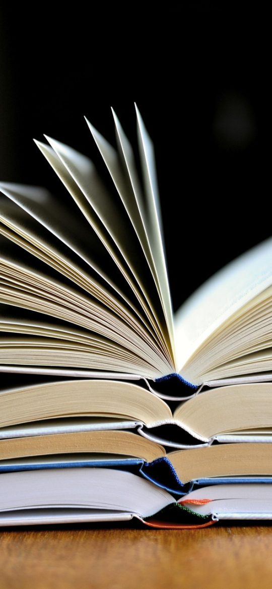 手机界面为设置页，列出深色模式、字体大小、清空本地记录、权限管理等开关项，每项右侧有开关控件